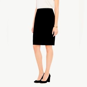 Ann Taylor
Curvy Seasonless Stretch Seamed Pencil Skirt
Style #:443564